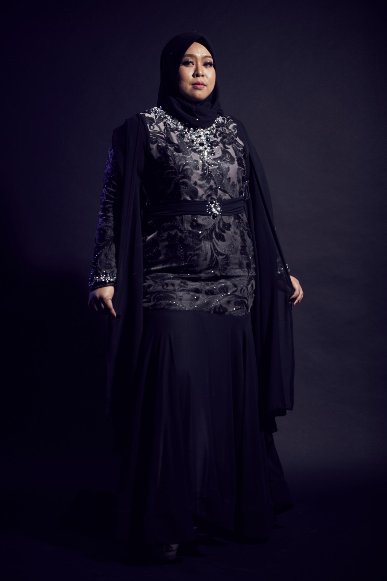 Beaded lace kurung — Traditional